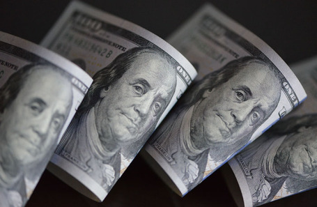 Новые доллары в обменниках становятся дефицитом
