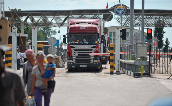 
                    Перевозчики сообщили об ужесточении досмотров на границе с Казахстаном
                