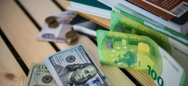 Минфин сократил закупки валюты: как это повлияет на курс доллара и юаня к рублю