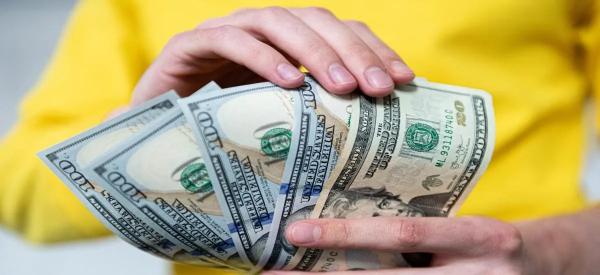 Пять тысяч рублей за сдачу &laquo;старых&raquo; долларов: банки вводят комиссии