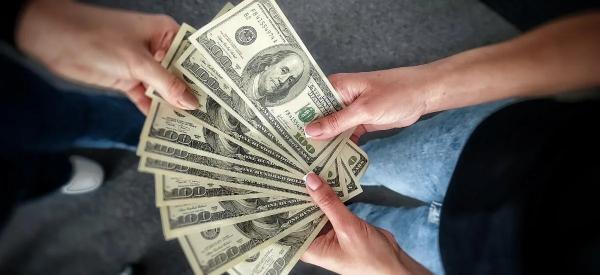 Продавать ли сегодня доллары по 80 рублей? Россиянам озвучили выгодный курс