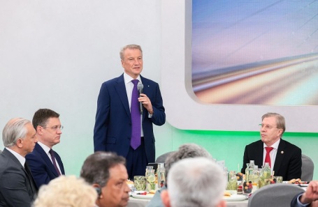 Греф: курс рубля к доллару завышен, равновесным был бы курс &laquo;100 плюс&raquo;