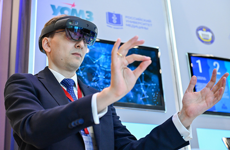 Часы Aurus, девайсы для здоровья и оборудование для майнеров: как проходит первый день ПМЭФ-2025?