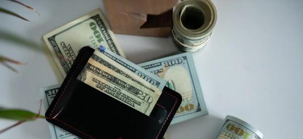 Аналитик объяснила, как новые санкции США против РФ угрожают стабильности доллара