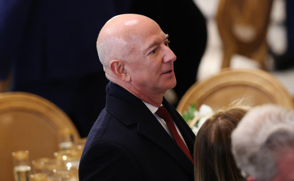 
                    WSJ узнала, что Безос хочет извлечь выгоду из конфликта Маска и Трампа
                