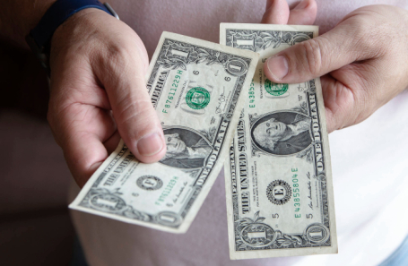 ЦБ: россияне вдвое сократили покупки валюты с начала года