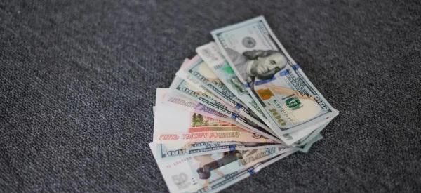 Рубль обвалится до 105 за доллар: в международном банке назвали сроки и причины