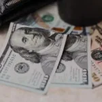 Россиян призвали не ждать доллар по 50, а готовиться к падению рубля до 95