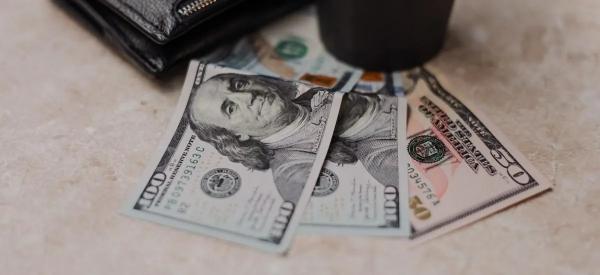 Россиян призвали не ждать доллар по 50, а готовиться к падению рубля до 95