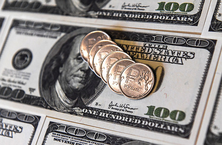 Рубль сохраняет стабильность, несмотря на снижение нефти