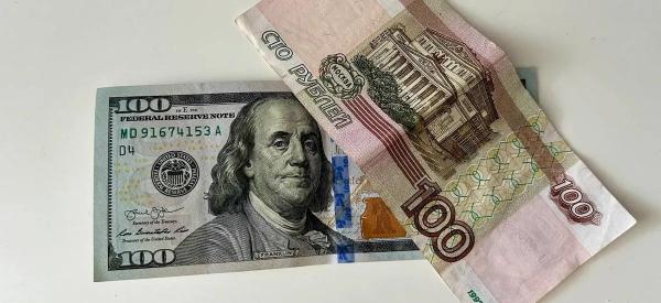 Рубль плавно девальвируется: когда курс доллара перешагнет за 100?