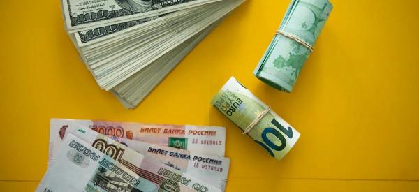 Рублю предрекли новый виток ослабления: когда россияне увидят доллар по 98?