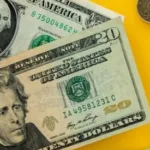 Доллар резко упал на 5,25%: что произошло и достигнет ли теперь курс 70?