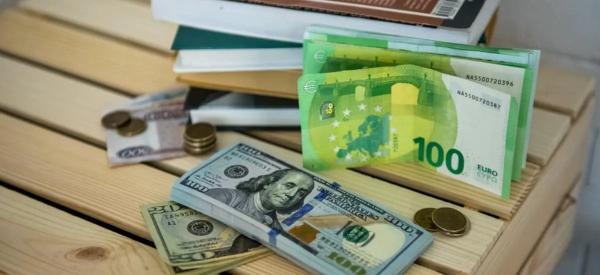 Обвал доллара до 50 или девальвация рубля? Что ждет россиян в ближайшие месяцы