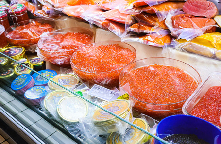 В России зафиксировано снижение цен на красную икру и рыбу на оптовом рынке