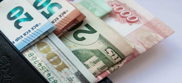 Сколько будут стоить доллар, евро и юань к концу августа: аналитик назвала цифры