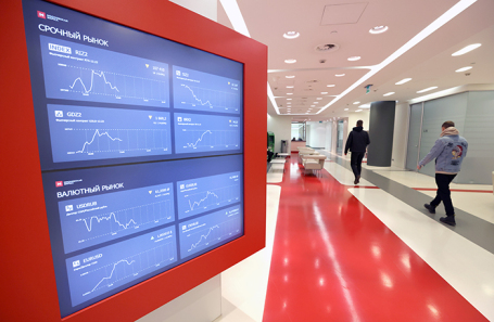 Индекс Мосбиржи держится выше 2900 пунктов, а рубль стабилен к основным валютам
