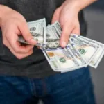 Россияне не хотят покупать доллары даже по низкому курсу: почему рухнул спрос на валюту