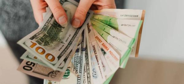 Россияне массово переводят валютные сбережения в рубли: причины и прогнозы