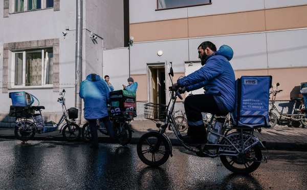 
                    Минэк напомнил о влиянии на экономику запрета для мигрантов в Петербурге
                