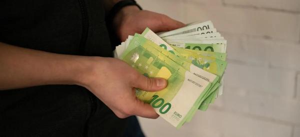 Как сохранить деньги при падении курса рубля: советы аналитиков