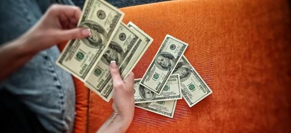 &laquo;Срочно скупать доллары&raquo;: что будет с рублем осенью?