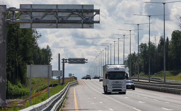 
                    Власти изучат возможность платы за проезд фур по региональным трассам
                