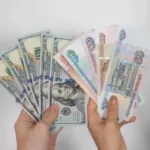 Рубль ждет волатильный конец лета: эксперт оценил последствия действий Минфина