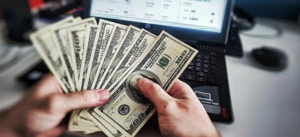 Доллар подорожает на треть: эксперт допустил появление &laquo;черных лебедей&raquo;