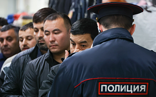 
                    Минэк напомнил о влиянии на экономику запрета для мигрантов в Петербурге
                