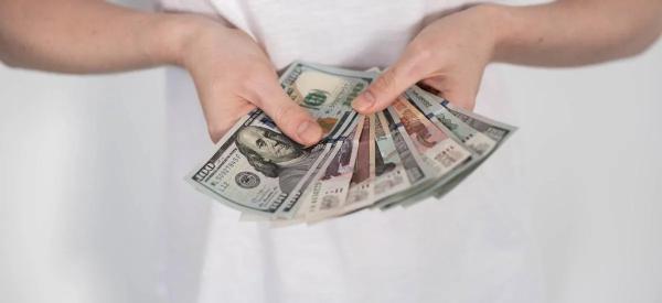 Рубль дешевеет восьмую неделю: почему произошел разворот валют?