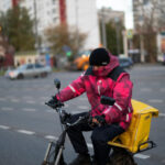 Половина петербуржцев поддержали запрет на работу мигрантов курьерами