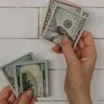 Эксперты назвали валюты, которые вытеснят падающий доллар