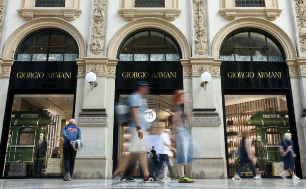 
                    WSJ рассказала о возможной судьбе бизнеса Армани после его смерти
                