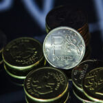 Курс доллара поднялся выше 83 рублей впервые с начала мая