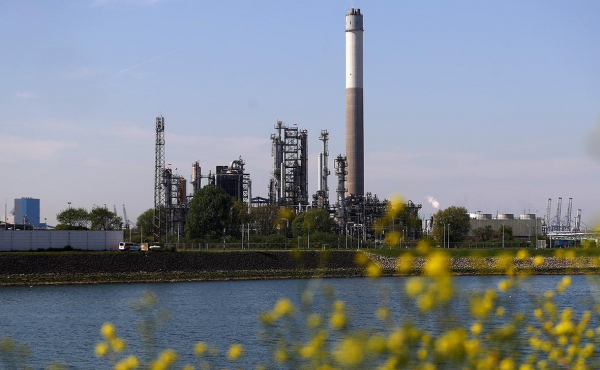 
                    Мировые нефтекомпании начали сокращать штат из-за низких цен на нефть
                