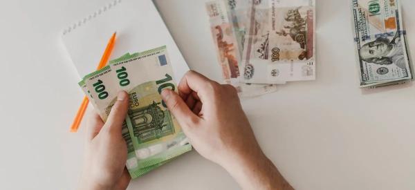 Спрос россиян на доллары рухнул на 25%: что происходит на валютном рынке