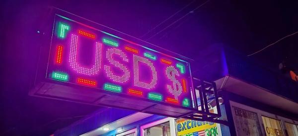 Рубль полетел вниз: где еще можно успеть купить дешевые доллары и евро