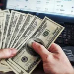 Покупать доллары или открывать вклад в рублях? Россиянам дали совет