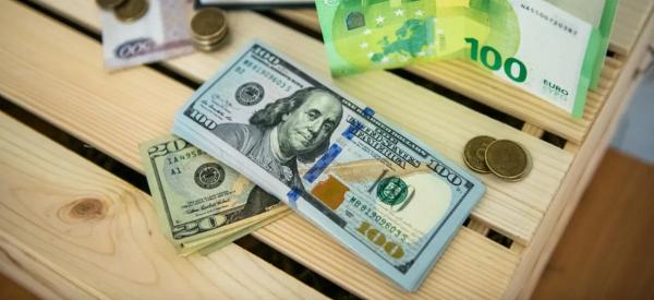 Девальвация рубля ускоряется: каким будет курс доллара в ближайший месяц?