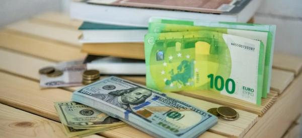 Девальвация рубля, рост налогов и банковский кризис: что ждет россиян до конца года?