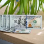 Аналитик назвал месяц, когда курс доллара уйдет выше 100 рублей