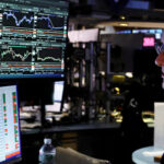 Российский рынок завершил день ростом, рубль ослаб к доллару и евро. Обзор финансового рынка от 22 о...