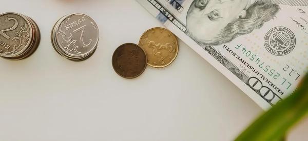 В октябре ключевая ставка упадет: что будет с вкладами, кредитами и курсом рубля