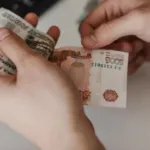 Россияне хранят 18 трлн рублей наличными. Зачем они это делают?