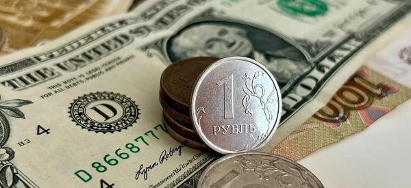 Рубль вошел в тройку валют, сильнее всего упавших к доллару в сентябре