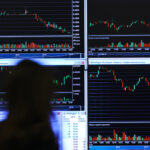 Рубль укрепился к доллару и евро, индексы Мосбиржи снизились. Обзор финансового рынка от 8 октября