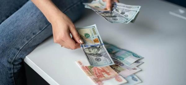 В Сбере предрекли обвал рубля до 90 за доллар к концу года