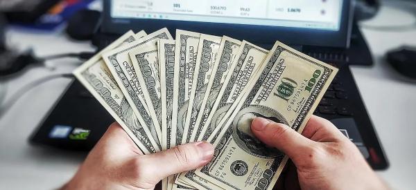 Доллар превысит 100 рублей в 2026 году: что делать россиянам с валютой сейчас?