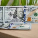 Потерял 20%, застрял у 80: что будет с долларом в 2026 году и пора ли бежать в обменник